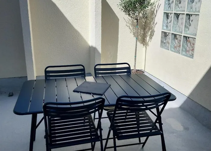 Appartement T2 A 100m De Et Terrasse *